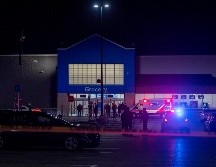 Mosley trató de salir de la tienda pero fue confrontado por policías en la puerta. AP/M Brown