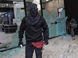 Hombres enpacupachos se hicieron presentes para realizar actos vandálicos. SUN/Fernanda Rojas