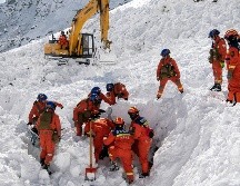 Toneladas de nieve y hielo cayeron en uno de los extremos del túnel. AP/Sun Fei