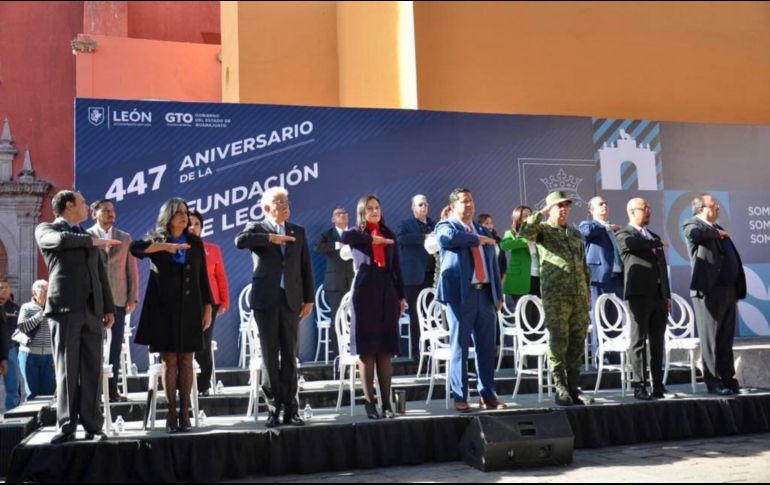 El aniversario se celebró con un acto cívico en la Plaza Fundadores. Twitter/@municipio_leon