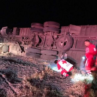 Vuelca camión cargado con huevo en San Juan de los Lagos; peregrina es atropellada