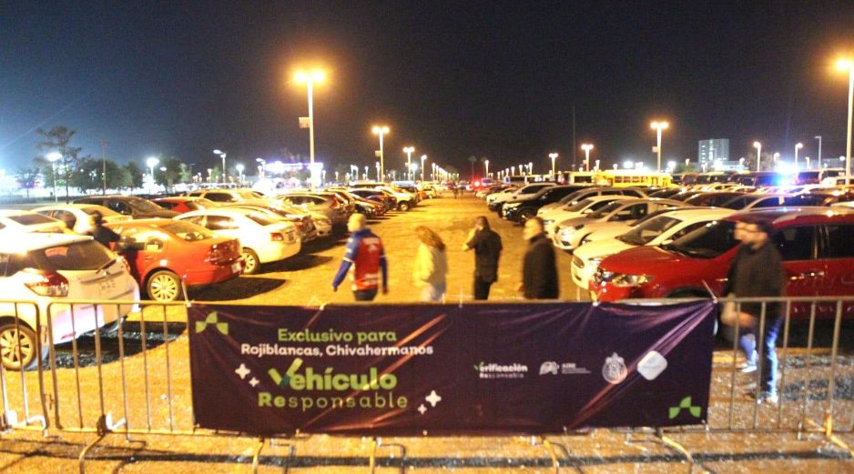 Chivas y la Agencia Integral de Regulación de Emisiones ofrecieron 100 lugares de estacionamiento para conductores responsables. EL INFORMADOR/A. Camacho