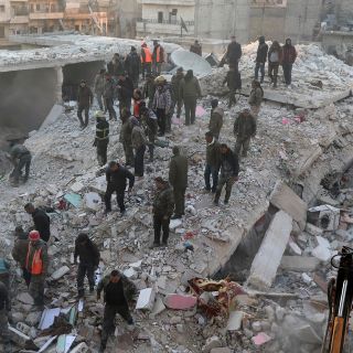 Derrumbe de edificio en Alepo, Siria, deja al menos 16 muertos