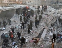 Docenas de bomberos, personal de emergencias y vecinos cubiertos de escombros y polvo buscan entre los escombros a los demás residentes. AFP