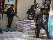 La explosión dañó a los edificios colindantes y aún se podía escuchar disparos cerca de la oficina del alcalde. AFP/H. Elmi