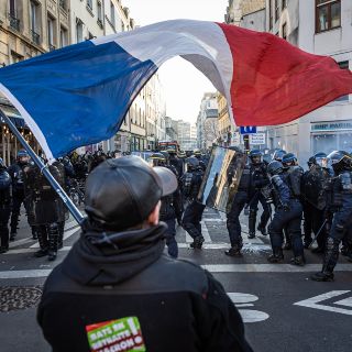Hombre pierde un testículo tras ser golpeado por policías en París