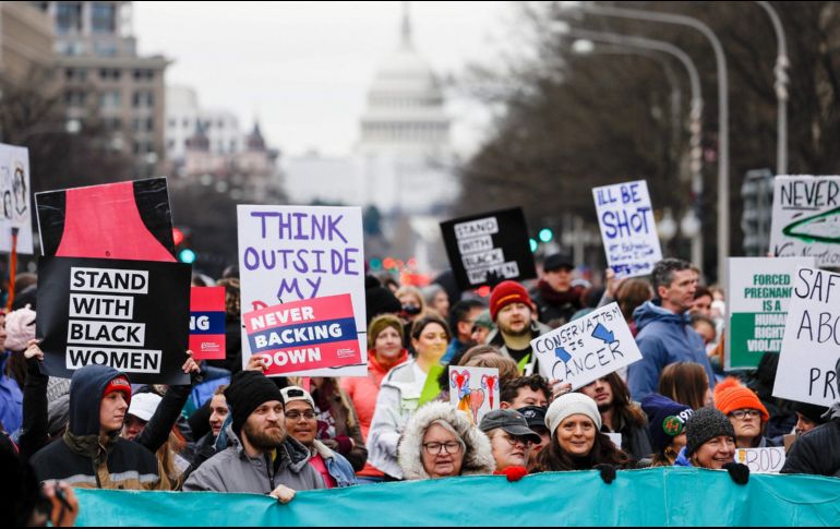 En Nueva York, unas 300 personas marcharon con los mismos lemas que enarbolaban las mujeres en la década de 1970: 