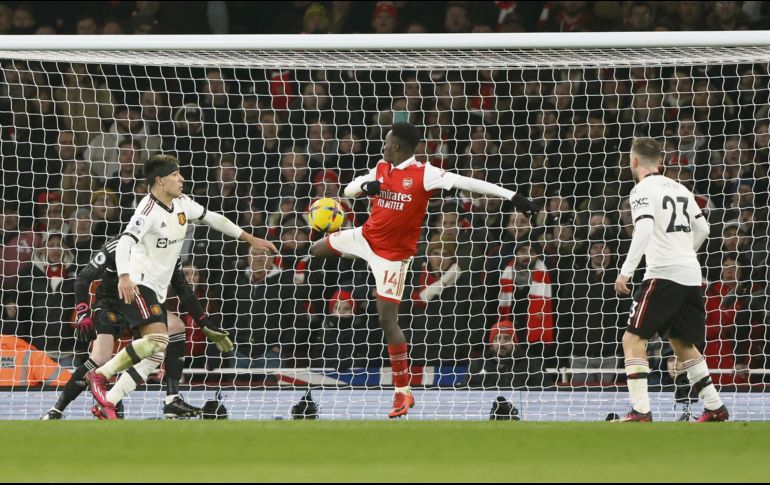 Eddie Nketiah (centro) marcó de taquito el gol del triunfo de los Gunners ante el United. AP