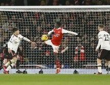 Eddie Nketiah (centro) marcó de taquito el gol del triunfo de los Gunners ante el United. AP