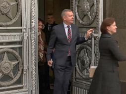 El embajador estonio, Margus Laidre, sale del edificio del Ministerio de Relaciones Exteriores de Rusia en Moscú, tras ser notificado de su expulsión. AP/Russian Foreign Ministry Press