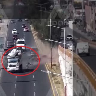 Tras choque, empleado de limpia "sale volando" del camión de basura