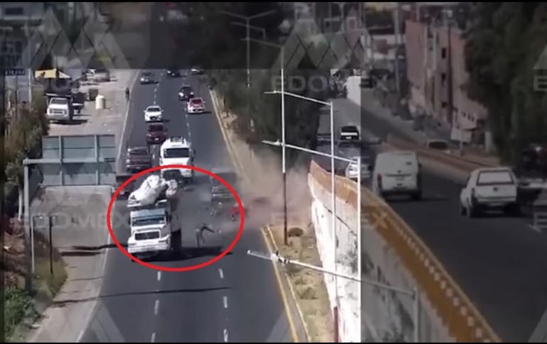 El trabajador de limpia sólo resultó con lesiones leves pese a lo aparatoso del accidente. ESPECIAL/CAPTURA DE VIDEO