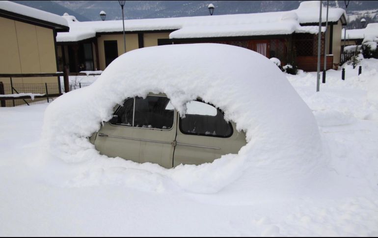 Las copiosas nevadas de las últimas horas en el centro-norte del país mantienen en alerta naranja dos regiones: Emilia Romaña y Las Marcas. EFE/G. Basilietti
