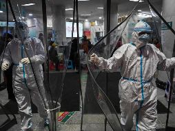 La gente joven que no haya estado expuesta al COVID, los más mayores o los inmunodeprimidos podrían necesitar dos dosis anuales de la vacuna. AFP/H. Retamal