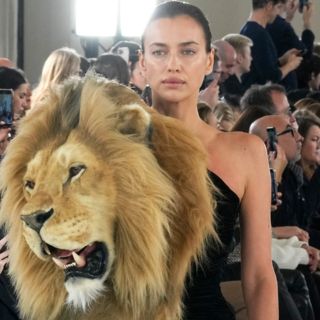 Schiaparelli causa controversia al usar cabezas de león falsas en pasarela