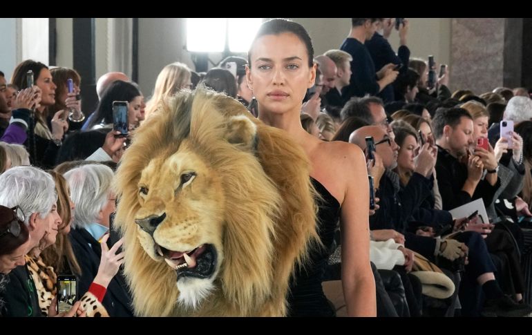 La firma de moda Schiaparelli presentó su colección primavera/verano 2023 durante Paris Fashion Week y no dejó a nadie indiferente. AP/ Michel Euler