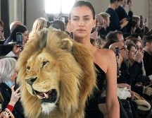 La firma de moda Schiaparelli presentó su colección primavera/verano 2023 durante Paris Fashion Week y no dejó a nadie indiferente. AP/ Michel Euler