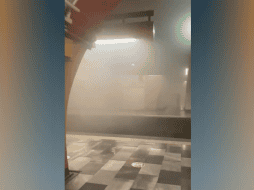 De acuerdo con reportes policiacos, en el Metro se desalojaron aproximadamente a 60 personas, quienes fueron atendidas en el sitio por inhalación de humo. ESPECIAL