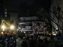 Imágenes difundidas por el canal indio NDTV en el lugar del accidente muestran los restos del inmueble completamente destrozado. AFP