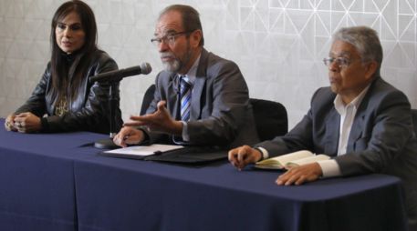 Raúl Güitrón Robles (c), presidente del AISAC, durante una rueda de prensa ofrecida este martes. EL INFORMADOR/J. Velazco