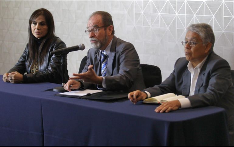 Raúl Güitrón Robles (c), presidente del AISAC, durante una rueda de prensa ofrecida este martes. EL INFORMADOR/J. Velazco