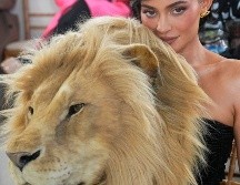 Kylie Jenner asistió a la pasarela de Schiaparelli usando un impactante vestido de la misma marca que llevaba una cabeza falsa de león. AP/ Michel Euler