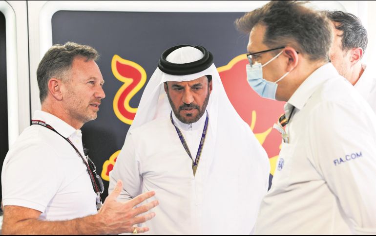 Mohammed Ben Sulayem (centro) es blanco de las críticas de los dueños de la Fórmula Uno. AFP/Archivo
