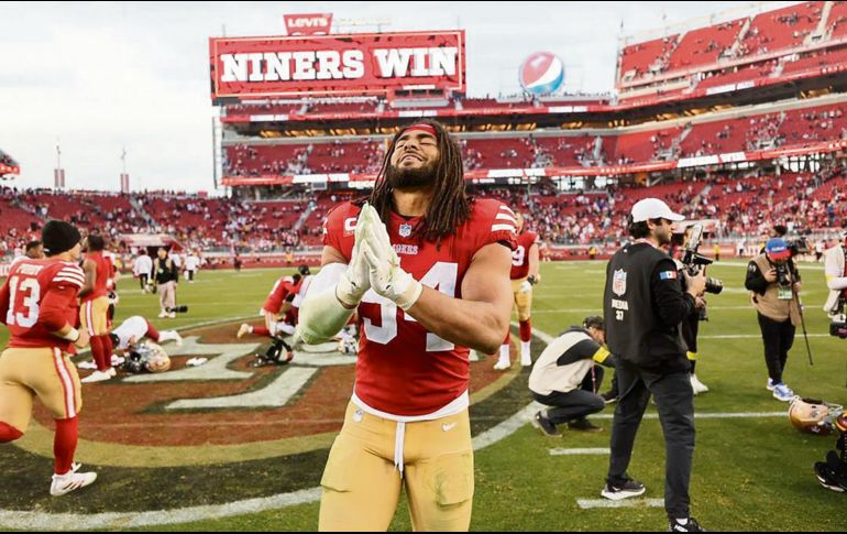 Fred Warner (centro) es uno los líderes de los 49ers de San Francisco, que han sido constantes al llegar a su tercera Final de la NFC en cuatro años. CORTESÍA/49ers