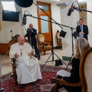 "Ser homosexual no es un delito", reitera el papa Francisco en entrevista