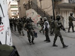 Jóvenes palestinos se enfrentan a fuerzas israelíes que procedían a la demolición en el campo de refugiados de Shuafa. AP/M. Illean