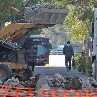 Alargan obras en la avenida Enrique Díaz de León; llevan casi un mes de retraso