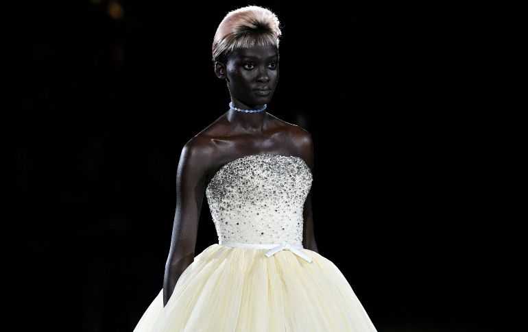 El mundo al revés de Viktor&Rolf en la semana de Alta Costura 2023. AFP/STEPHANE DE SAKUTIN