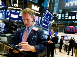 Los únicos sectores que amanecían en rojo este jueves eran el de servicios públicos, el de bienes esenciales y el de materias primas. EFE/ARCHIVO