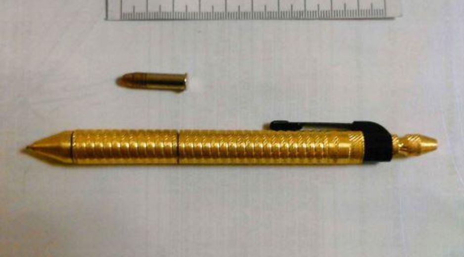Policías tapatíos decomisaron cinco armas de fuego tipo pluma calibre .22 milímetros y 12 cartuchos útiles. ESPECIAL/FGR Jalisco