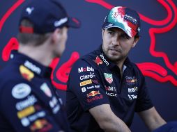 El neerlandés durante toda la grabación le sonríe y canta al mexicano, quien ante los aplausos y felicitaciones se notó incómodo y nervioso por no saber que hacer durante los cánticos. AFP / ARCHIVO