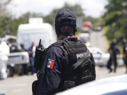 Los cuerpos de seguridad resguardan la zona, en Jocotepec, donde hay un automóvil con impactos de bala y manchas de sangre. EL INFORMADOR / ARCHIVO
