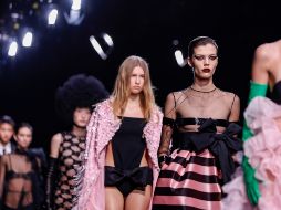 La pasarela de Valentino en Paris Fashion Week 2023 es un gran ejemplo de las principales tendencias de moda que reinarán este año. AP/ Lewis Joly