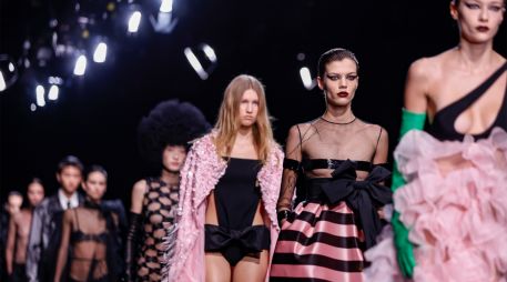 La pasarela de Valentino en Paris Fashion Week 2023 es un gran ejemplo de las principales tendencias de moda que reinarán este año. AP/ Lewis Joly