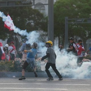 Manifestantes enfrentan a policía en Perú y bloqueos causan escasez
