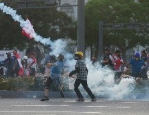 Los manifestantes se enfrentaron a policías en el centro de Lima. M. Mejía/AFP