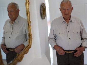 Manny Gurowski, superviviente del Holocausto de 87 años, fue estafado con 2.8 millones de dólares por una mujer de Orlando. AFP