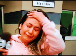 La primera fan en la fila llora porque no pudo comprar boletos por esta razón. ESPECIAL