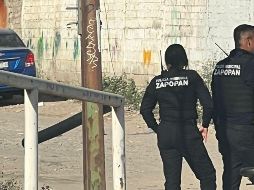 Policías acudieron al punto y hallaron dos cuerpos en el vehículo. ESPECIAL