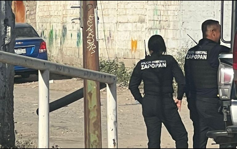 Policías acudieron al punto y hallaron dos cuerpos en el vehículo. ESPECIAL