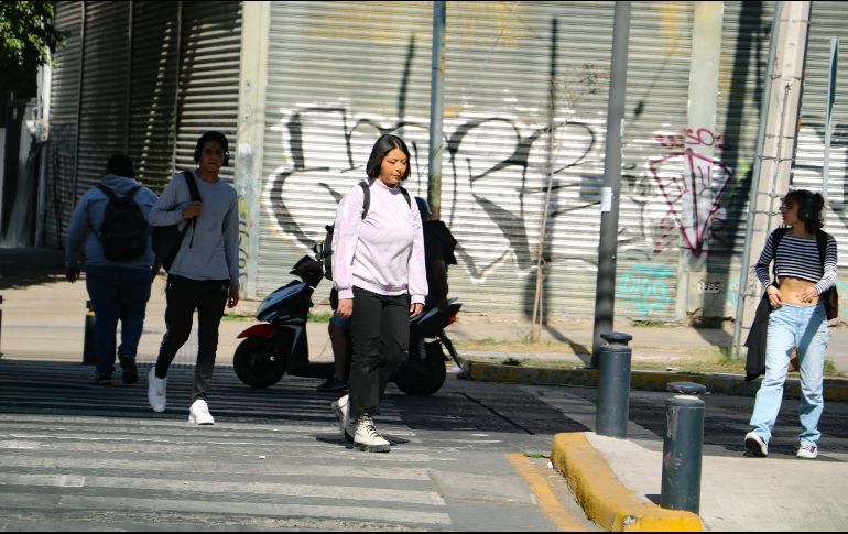 La Coordinación de Seguridad Universitaria destacó que la Calle 40, en su cruce con la avenida Revolución, en Guadalajara, está plagada de asaltantes con armas que ponen en riesgo a los estudiantes del CUCEI. EL INFORMADOR/C. Zepeda