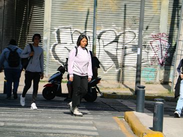 La Coordinación de Seguridad Universitaria destacó que la Calle 40, en su cruce con la avenida Revolución, en Guadalajara, está plagada de asaltantes con armas que ponen en riesgo a los estudiantes del CUCEI. EL INFORMADOR/C. Zepeda