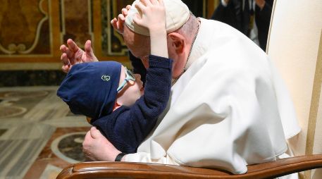 El Papa Francisco es abrazado por un niño pequeño mientras recibe a los miembros de la Asociación de Fundaciones e Instituciones Filantrópicas Italianas en audiencia en el Vaticano. EFE/VATICAN MEDIA