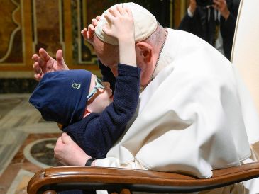 El Papa Francisco es abrazado por un niño pequeño mientras recibe a los miembros de la Asociación de Fundaciones e Instituciones Filantrópicas Italianas en audiencia en el Vaticano. EFE/VATICAN MEDIA