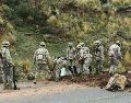 Un grupo de miembros de las fuerzas militares trabajan en el desbloqueo de una vía que une la localidad de Laraqueri con la ciudad de Puno. EFE