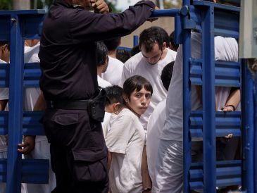 Hombres detenidos bajo el estado de emergencia llegan a un centro de detención, transportados allí por la Policía Nacional en un camión de carga, en Soyapango, El Salvador. AP/ARCHIVO